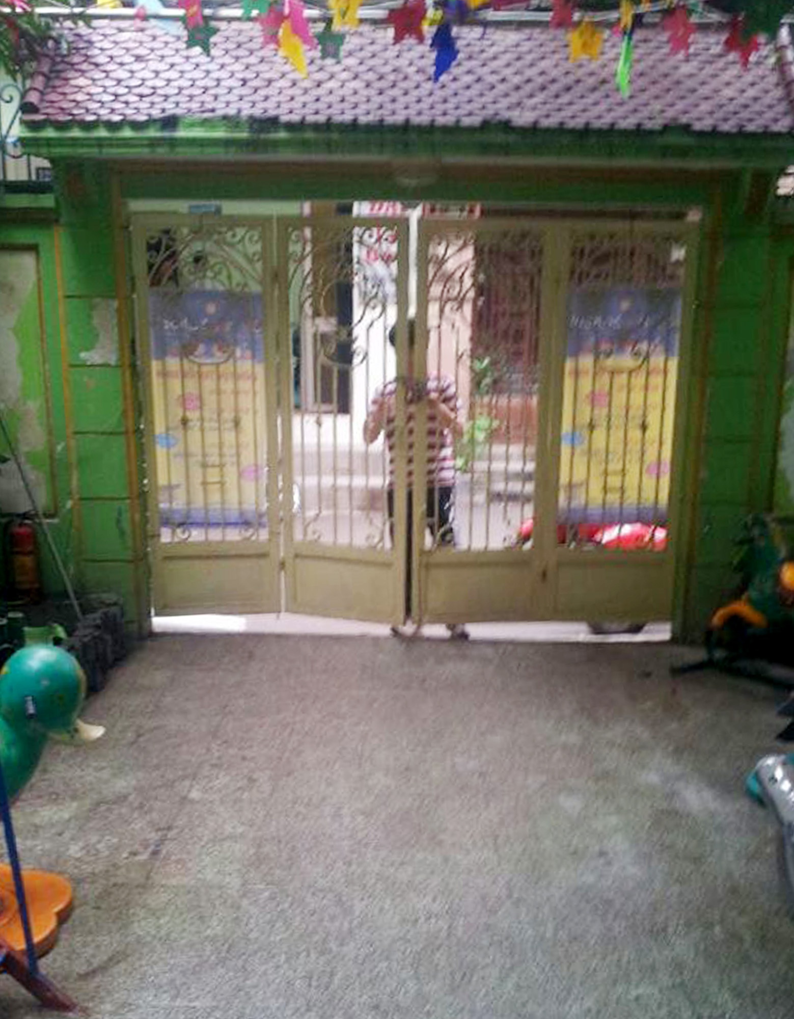 Hình ảnh anh Tuấn, con bà Thu chủ nhà khóa trái vì mâu thuẫn hợp đồng thuê nhà ngày 23/4.