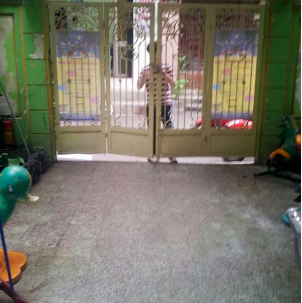 Truong mam non bi khoa trai, hang chuc chau nho keu khoc hinh anh