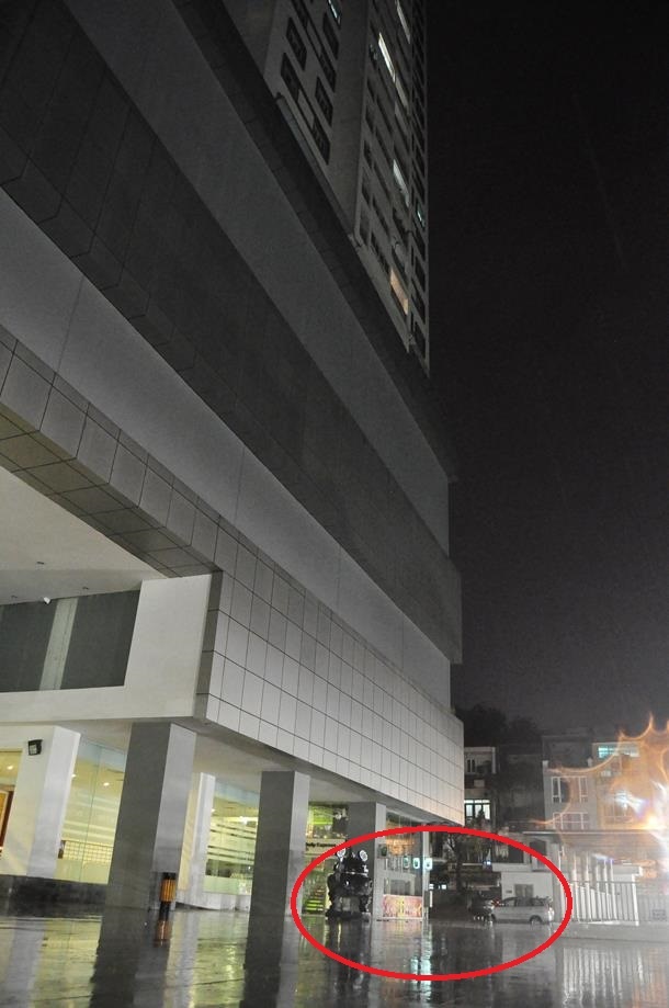 Vị trí người phụ nữ cùng cháu bé rơi từ tầng 11 tòa nhà Mipec.