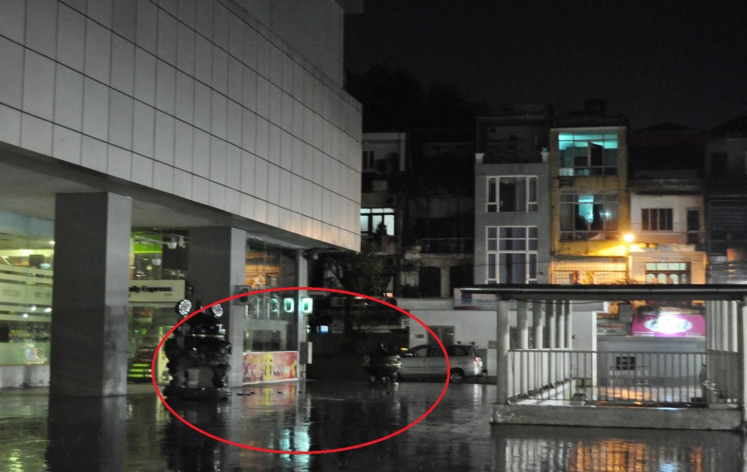 Nguoi phu nu om con nho roi tu tang 11 xuong dat hinh anh