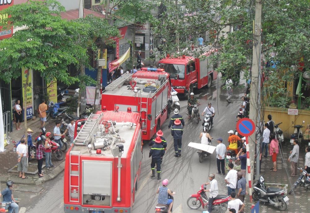 Chap dien quan ca phe, mot ba cu thoat nan hinh anh