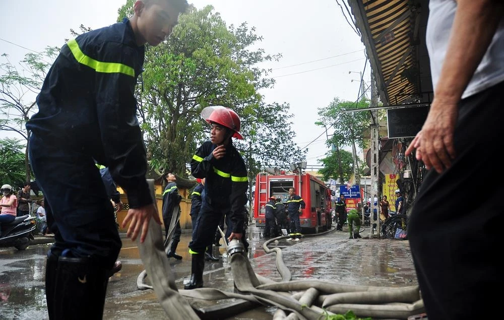 Khi xuống tầng 1, mọi người mới nhớ ra bà Mong (70 tuổi), mẹ chủ quán ở tầng 4. Một số nhân viên nam chạy lên cứu bà cụ. Bình thường, bà cụ ở tầng 4 và ít đi lại xuống dưới.  Khi phát hiện sự việc người dân đã báo lực lượng PCCC quận Cầu Giấy tới hiện trường. Ngay sau đó, 4 xe cứu hỏa tới hiện trường dùng vòi rồng phá vỡ kính đưa nước vào dập lửa.