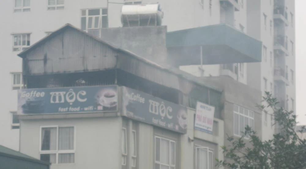 Được biết, tầng 5 là tầng thường nên có mái tôn xốp chống nóng và mọi đồ đạc phục vụ công việc cũng như sinh hoạt của gia đình đều đặt ở trên đó.  Một nhân viên chia sẻ, rất có thể khi chạy máy nổ hết xăng hoặc quá tải gây ra sự cố.