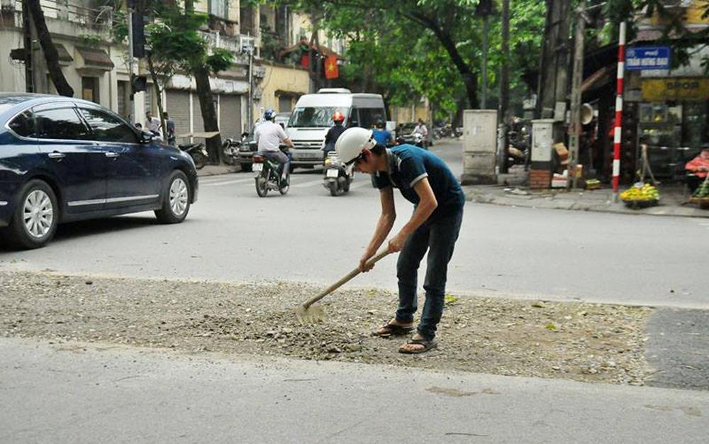 9 tam ton lot duong 3,5 tan bi cau trom, xe Lexus mac nan hinh anh