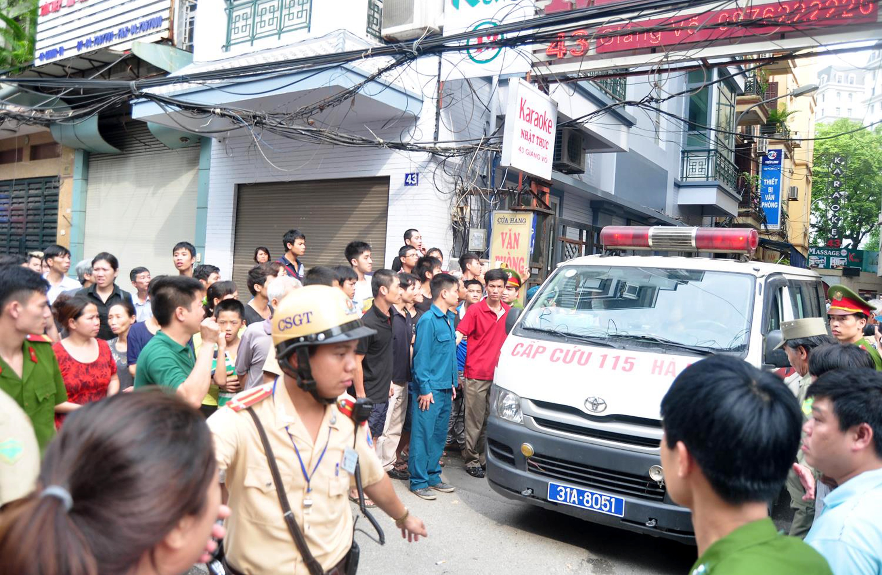 Cuối ngày 3/5, thi thể của 5 nạn nhân được đưa vào nhà tang lễ bệnh viện Bạch Mai.