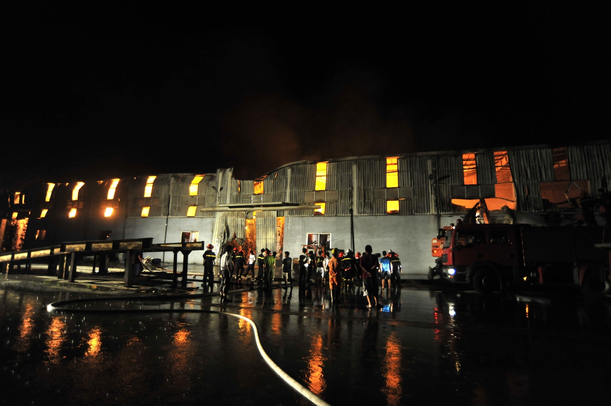 Kho giay khong lo o Bac Ninh chay du doi duoi mua hinh anh