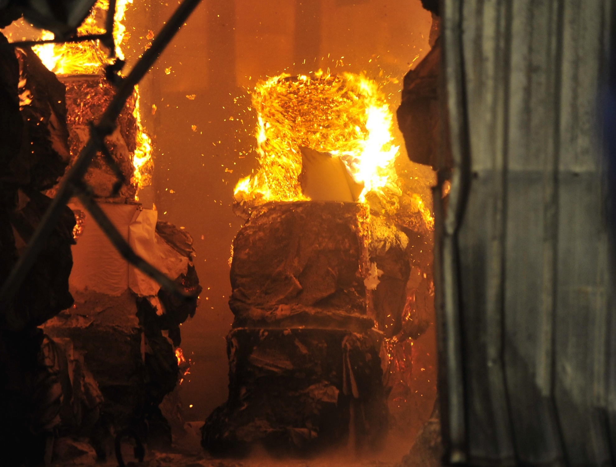 Kho giay 8.000 m2 chay du doi duoi mua hinh anh