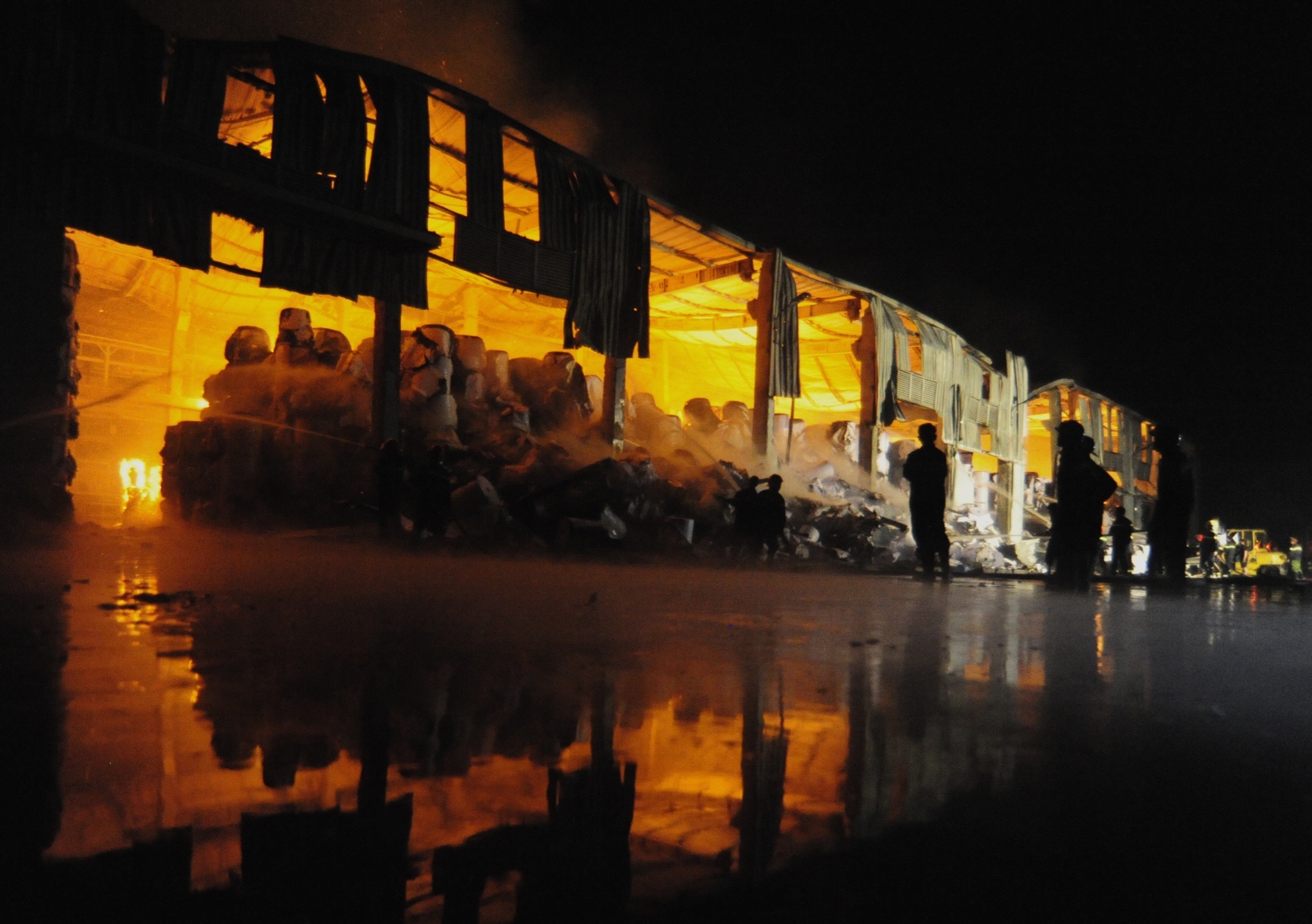 Hai đội cảnh sát PCCC Gia Lâm và Bắc Ninh tập trung chặn ở phía cuối khu nhà, ngăn ngọn lửa lan vào các thiết bị.