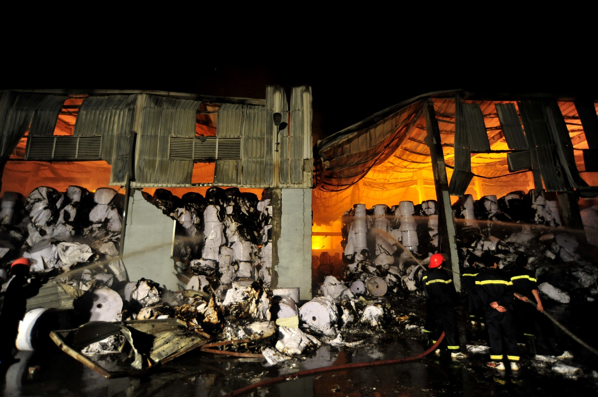 12h đêm, lửa vẫn cháy ngùn ngụt ở phía trong kho.