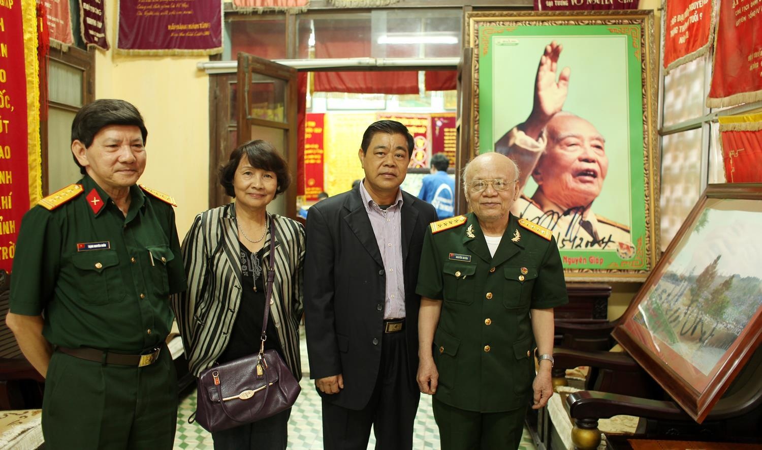 Ông Võ Điện Biên (ngoài cùng bên phải), con trai đại tướng tiếp các đoàn khách tới thăm nhà riêng.