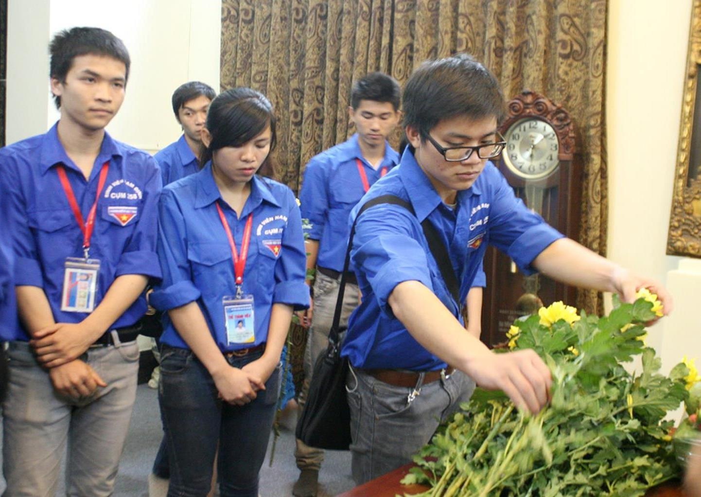 Ngoài các cơ quan đoàn thể còn có rất nhiều các bạn trẻ tới nhà riêng thắp nến, dâng hoa tại nhà riêng đại tướng từ nhiều ngày nay. Anh Nguyễn Sơn, thành viên đoàn thanh niên Hà Nội cho biết, nhóm tình nguyện tới nhà đại tướng để tiếp nhận hoa và tiếp đón các đoàn khách cùng gia đình. Trước đó, tối ngày 6/5, nhóm chúng tôi cũng tới thắp nến xếp hình 60 năm kỷ niệm chiến thắng Điện Biên Phủ trước vườn hoa nhà bác.