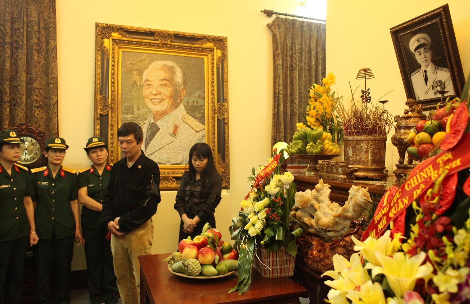 Chị Nguyễn Thị Bích Thủy, đoàn Tổng cục chính trị, Nhà  hát quân đội chia sẻ: “Hôm nay tôi rất vinh dự được đi cùng cả đoàn tới viếng đại tướng Võ Nguyên Giáp để tưởng nhớ công ơn của bác nhân dịp kỷ niệm 60 năm chiến thắng Điện Biên Phủ. Có lần bác tới thăm cán bộ tại cơ quan, tôi mới được gặp bác.”