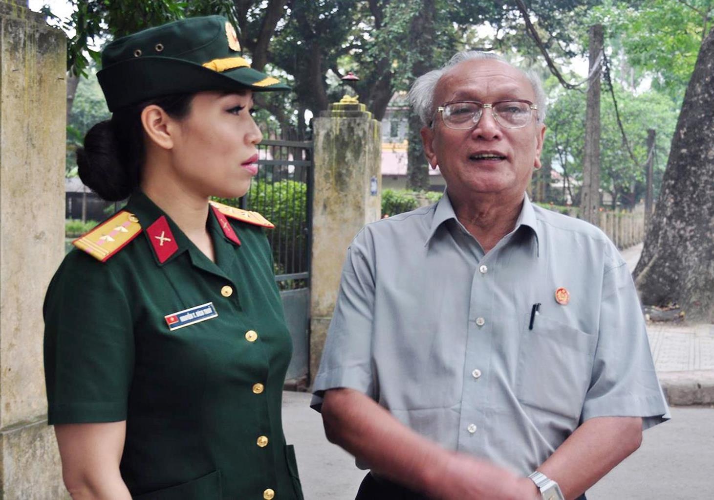 Bác Vũ Minh Thạo (SN 1931), quê ở Hoàn Long (Yên Mỹ, Hưng Yên) cùng với hai đồng đội đạp xe từ 5h sáng lên thủ đô để vào thăm đại tướng. “Trước đây, tôi công tác ở Tổng cục chính trị, đối diện với nhà riêng nên thường xuyên được gặp bác. Ấn tượng lớn nhất về vị đại tướng là lần nào gặp các đồng đội hay bất cứ đồng chí nào bác đều cười rất tươi và vẫy tay chào thân thiện. Hình ảnh đó đã đi sâu vào tâm thức của người lính cụ Hồ. Dù đã về nghỉ hưu 30 năm nay và tuổi đã cao nên tôi phải đi từ sáng sớm tránh giờ cao điểm. Khi vào căn nhà riêng nhìn hàng hoa xếp dài từ cổng vào phòng khiến tôi rất cảm động. Không chỉ các cựu chiến binh, thế hệ lính cụ hồ mà có cả những bạn trẻ nữa. Tôi rất vinh dự và tự hào về điều đó.”