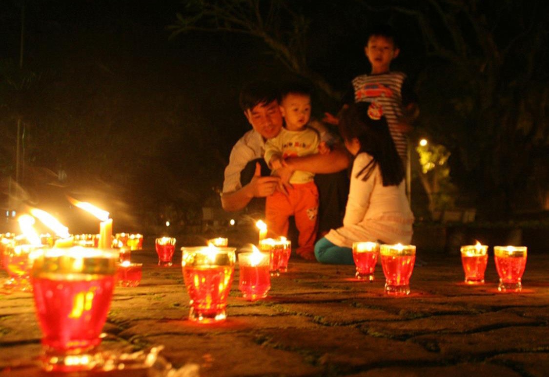 Nha Dai tuong lung linh voi nen va hoa trong ngay dai thang hinh anh