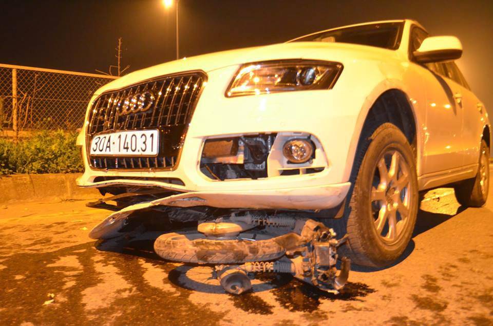 Chiếc xe máy bị chiếc Audi cuốn vào gầm tại Linh Đàm.
