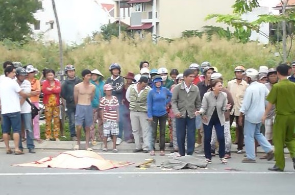 3 me con di mua banh sinh nhat bi xe tai can tu vong hinh anh