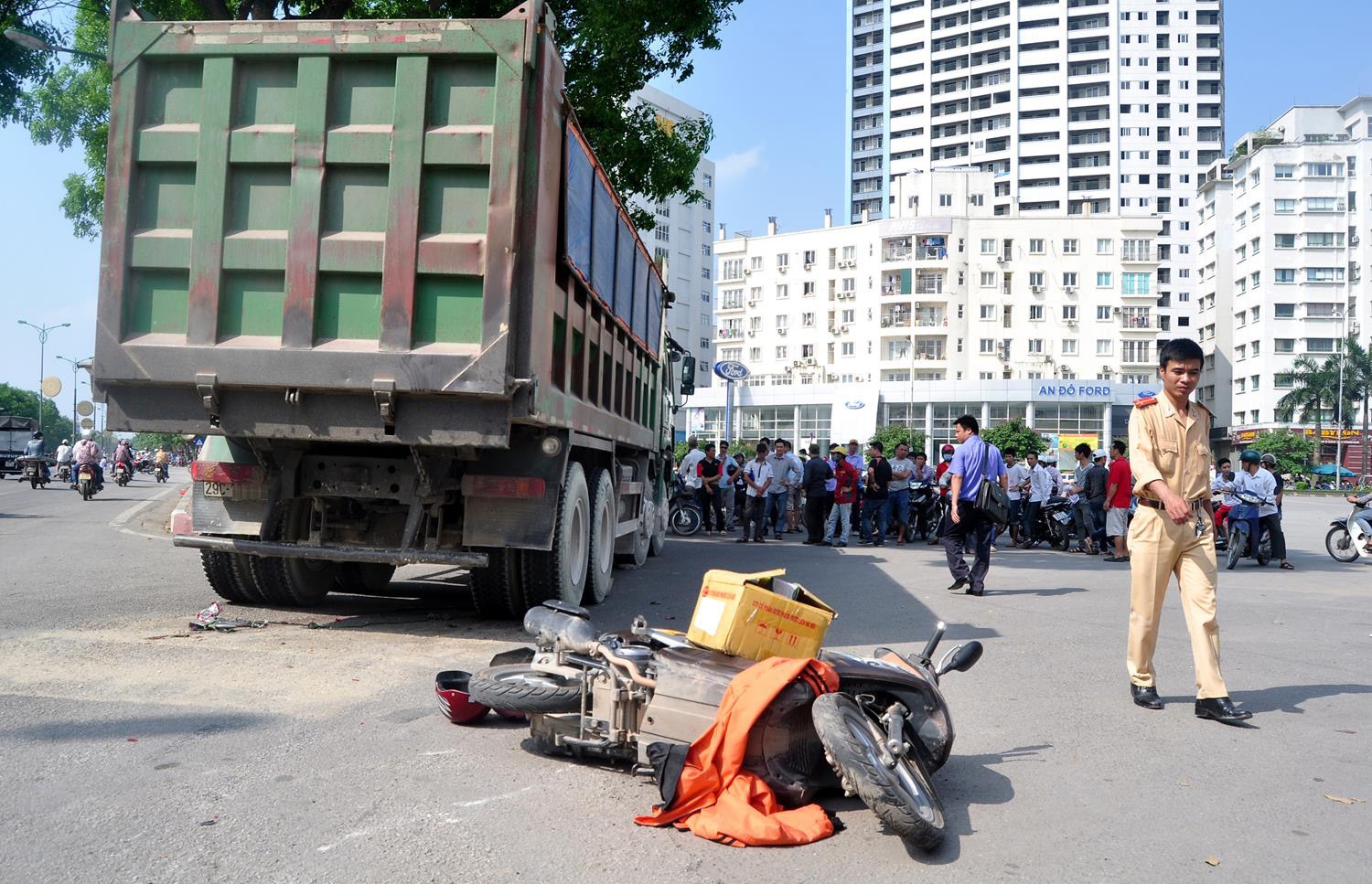 Khoảng 15h hôm qua (12/5), tại ngã ba Phạm Văn Đồng – Đỗ Nhuận xảy ra vụ tai nạn khiến một nam thanh niên nguy kịch. Anh Lâm, bán hàng nước ở cổng công viên Hòa Bình chứng kiến cho biết: “Tôi đang bán nước cho khách thì bỗng một chiếc xe tải (loại 30 tấn) màu xanh mang BKS 29C di chuyển hướng nội thành – Đông Anh. Tới lối rẽ vào cổng công viên Hòa Bình thì va chạm với một chiếc xe máy mang BKS 17B5”.