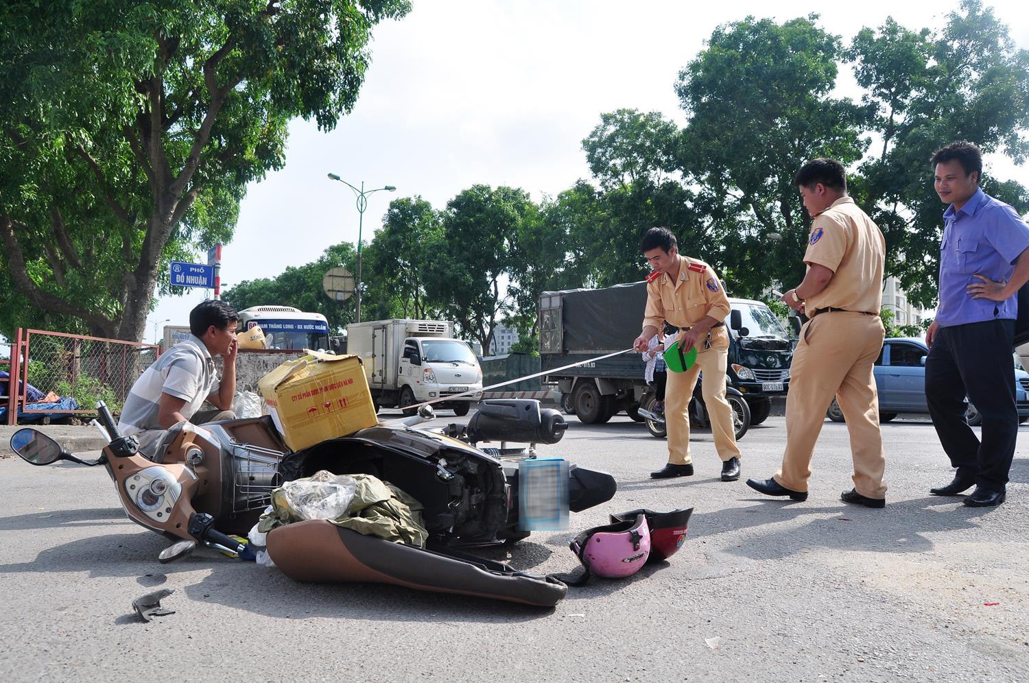 Cú va chạm với chiếc xe tải khiến người điều khiển xe máy bị mất kiểm soát, ngã xuống lòng đường và bị cuốn vào gầm trong khoảnh khắc. Khi đã chèn qua người, lái xe tải xuống xem thấy nạn nhân ngắc ngoải liền lên xe với ý định tiếp tục lùi lại. Mọi người chứng kiến chạy ra ngăn cản thì lái xe liền bỏ trốn khỏi hiện trường. Nạn nhân là một nam thanh niên khoảng 25-26 tuổi bị xe tải cán dập xương chậu, xương đùi và chấn thương ở đầu. Mọi người liền đỡ nạn nhân lên taxi chở đi cấp cứu tại bệnh viện 198 trong tình trạng rất nguy kịch – anh Lâm nói.