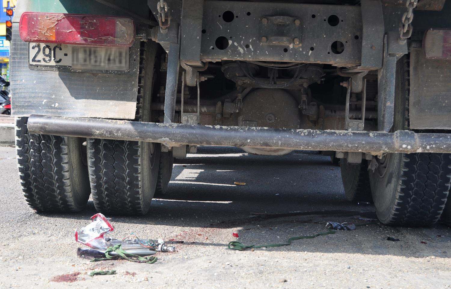 Xe tai cuon xe may vao gam, mot nguoi nguy kich hinh anh