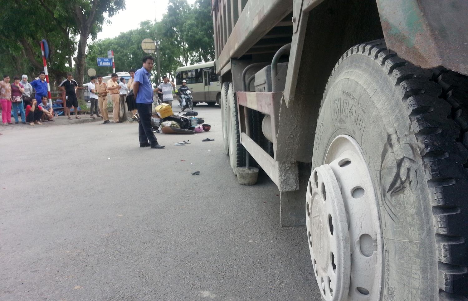 Anh Nguyễn Hồng Sơn, Đội cảnh sát giao thông quận Bắc Từ Liêm cho biết, vị trí xảy ra tai nạn là điểm rẽ từ Phạm Văn Đồng sang đường Đỗ Nhuận, nơi có thể rẽ để lách lên vượt đèn đỏ. Chiếc xe có trọng tải vài chục tấn nhưng không chở hàng. “Sau khi nhận được thông tin, chúng tôi đã tới bảo vệ hiện trường. Lái xe đã bỏ đi. Danh tính nạn nhân và lái xe chưa được xác định”.