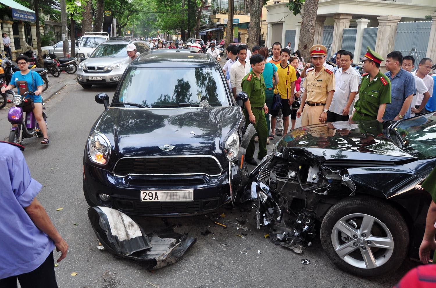 Xe Camry huc nat dau Mini Cooper, mot nguoi nguy kich hinh anh