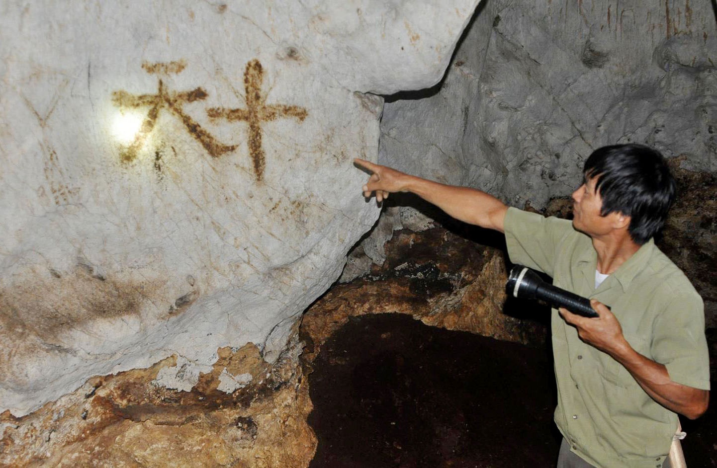 Nguoi dan ong dao thay vang duoi quan tai khong day hinh anh