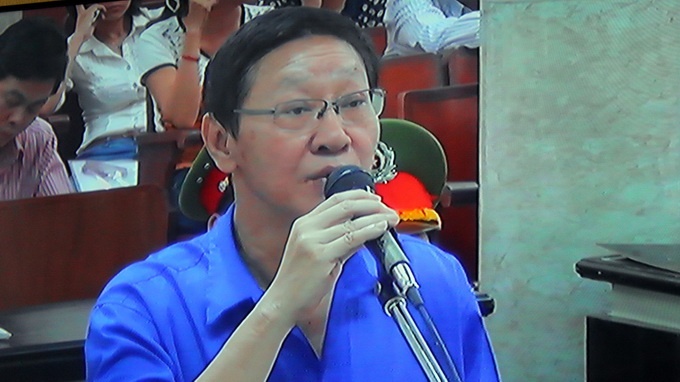 Bị cáo Trịnh Kim Quang trả lời thẩm vấn tại tòa.