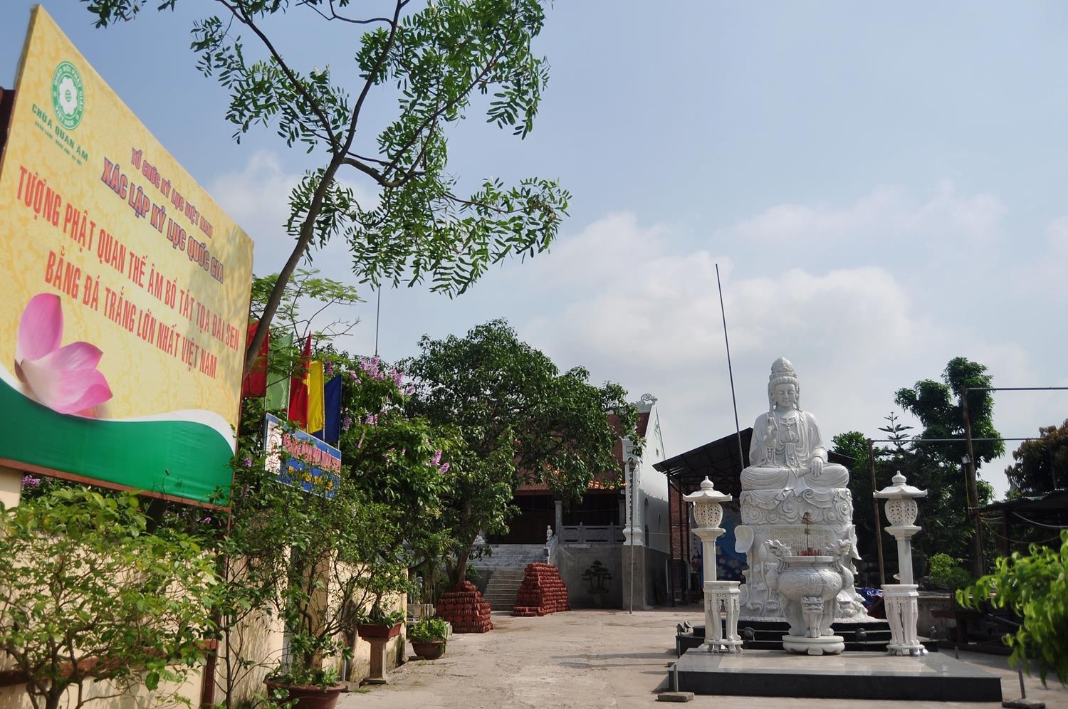 Pho tượng Bồ tát quan thế âm tọa lạc tại sân chùa Quan Âm, xã Xuân Canh (Đông Anh, Hà Nội).