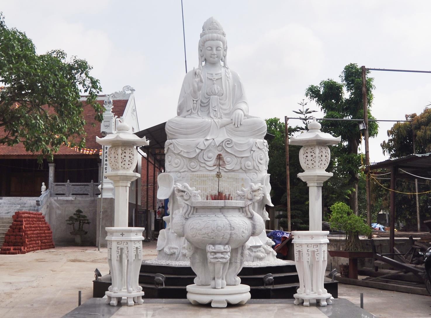 Ông Nguyễn Văn Hạnh, người trông coi ngôi chùa cho biết, chùa và đình Quan Âm được xây dựng từ thời nhà Lý và đế nay đã được trùng tu nhiều lần. Căn cứ vào tấm bia Quan Âm cổ tự bi ký có ghi năm 1108 nhà Lý mở rộng quai đê sông Hồng, từ đó ngôi chùa chuyển về vị trí hiện nay. 