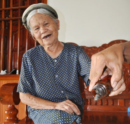 Bà cụ Phạm Thị Trinh (84 tuổi) với phương thuốc đặc trị bệnh dại do chó cắn.