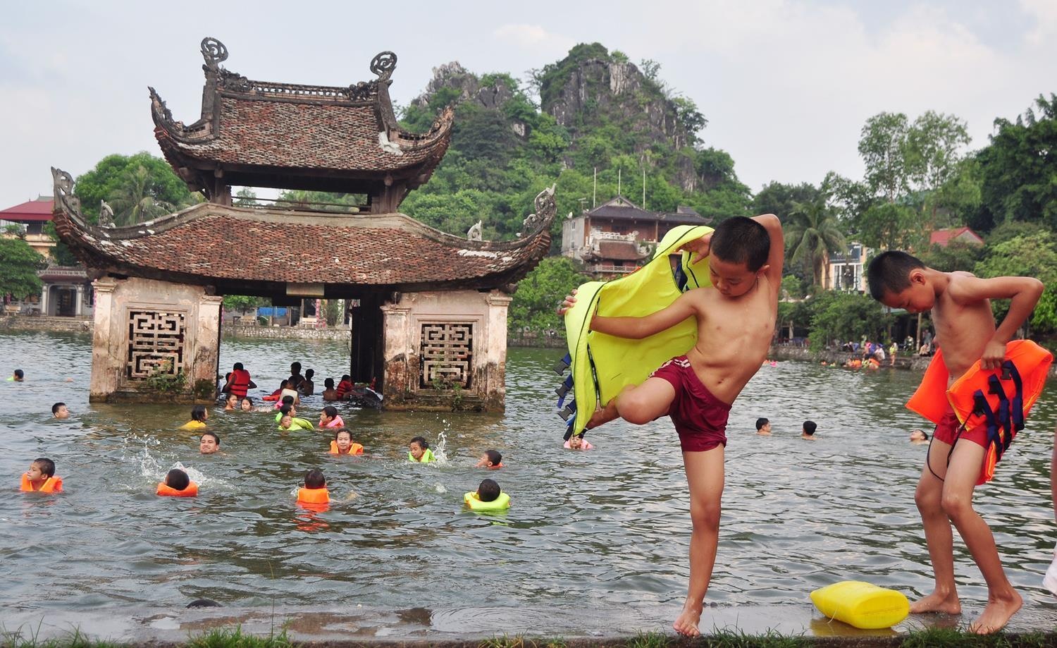 Ao tam nghin nam tuoi cua tre em quanh chua Thay hinh anh