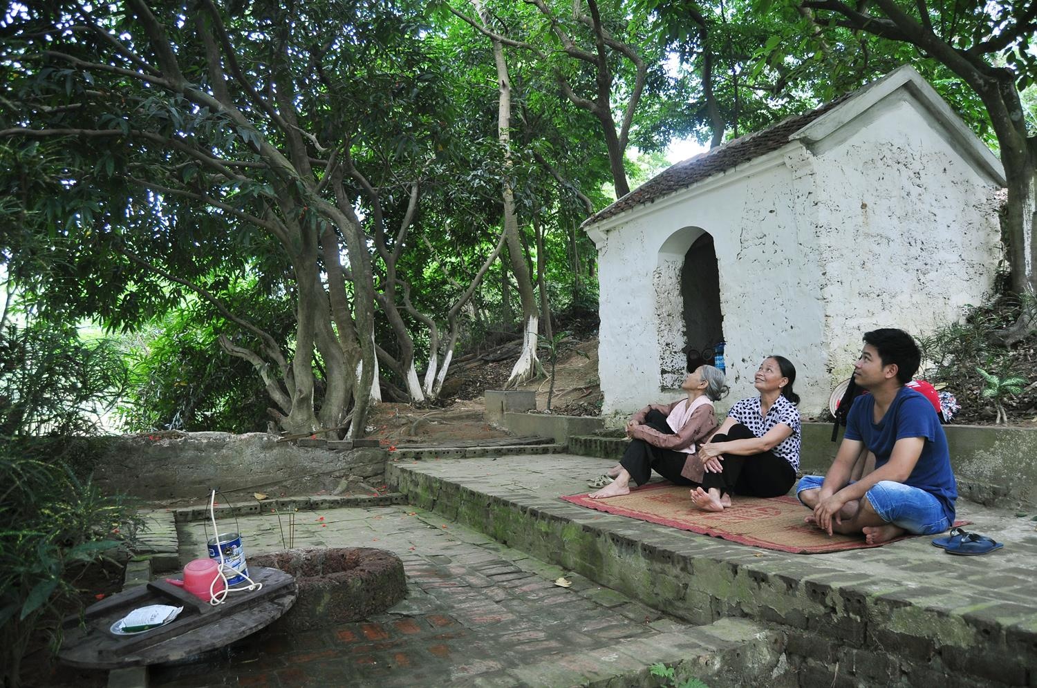 Giếng sữa trước cửa miếu mẹ ở thôn Cam Lâm, xã Đường Lâm (Sơn Tây, Hà Nội).