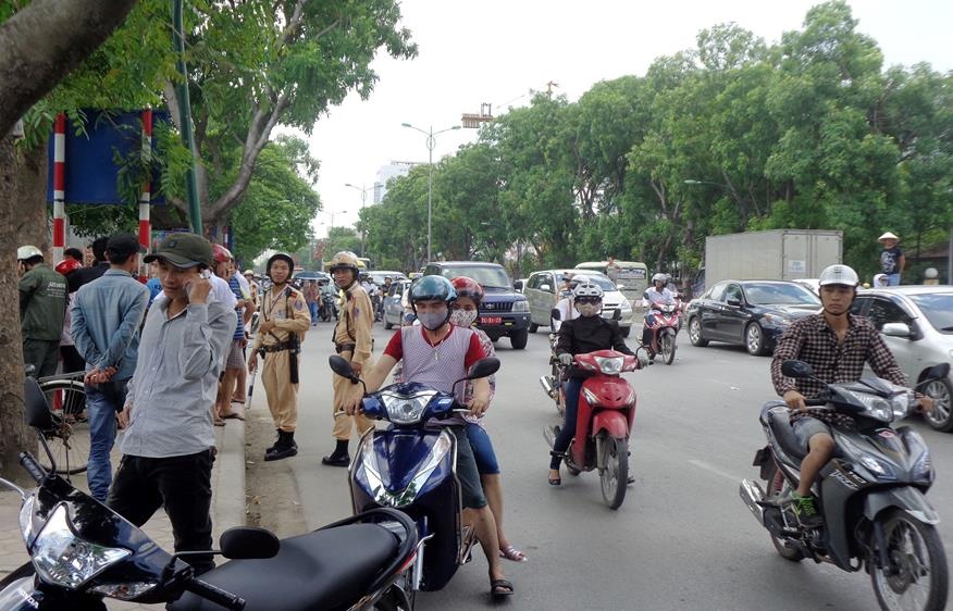 Một người lái xe ôm tại khu vực trên cho biết: “Thời điểm trên, chiếc xe bồn chở bê tông mang BKS 29LD di chuyển theo hướng Nam Thăng Long – Cầu Giấy tới ngã ba Trần Quốc Hoàn – Phạm Văn Đồng thì va chạm với chiếc xe máy Wave alpha biển Hà Nội đi cùng chiều. Trên chiếc xe máy có hai nam thanh niên.”