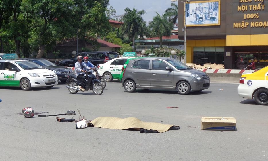 Nam thanh nien bi xe bon cho be tong can chet hinh anh