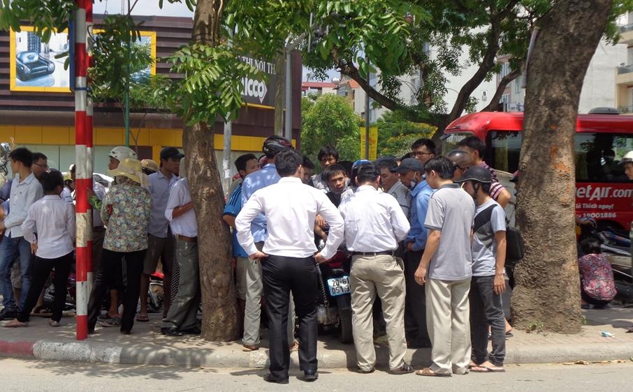 Ông Nguyễn Xuân Thắng, chú nạn nhân cho biết: “Tôi ở Hà Nội. Trưa nay nhận tin dữ, tôi và các anh chị em tới hiện trường thì đau lòng nhìn thấy cảnh tượng kinh hoàng. Cháu tôi là Hoàng Văn Khánh (SN 1981), quê ở phường Đồng Xuân, thị xã Phúc Yên, tỉnh Vĩnh Phúc. Tôi được biết, đi cùng Khánh còn một nam thanh niên nữa bị xe bồn cán qua dập từ đùi xuống đã được đưa đi cấp cứu”.