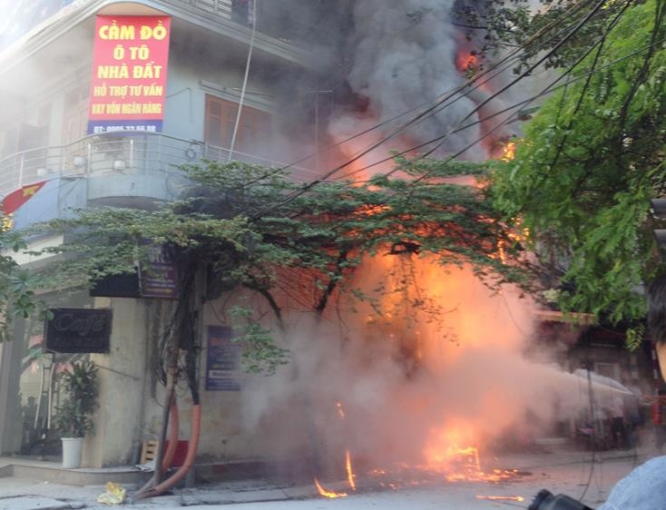 Cot dien boc chay du doi lan vao nha dan hinh anh