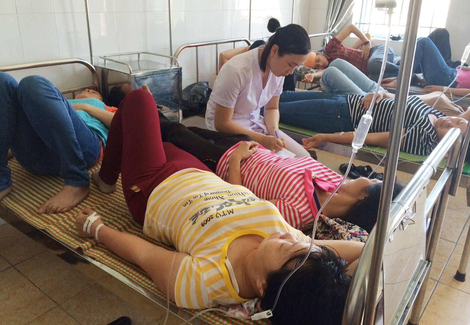 Gan 200 cong nhan nhap vien sau khi an com hop hinh anh