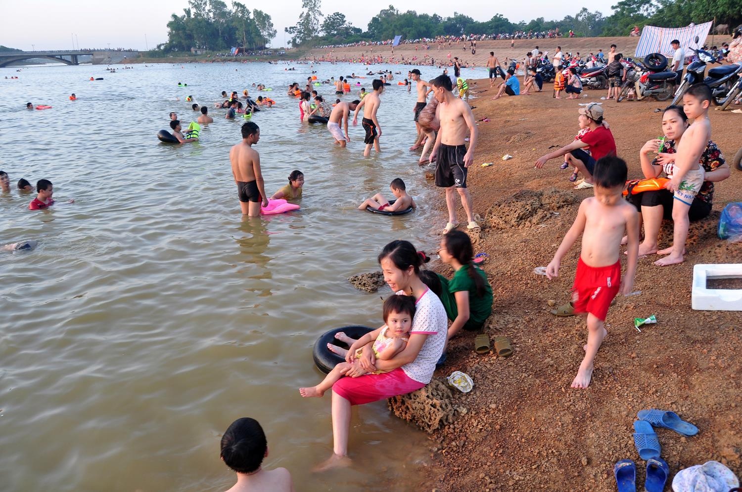 Hang tram nguoi do ve dap nuoc sau ngay nang nong hinh anh