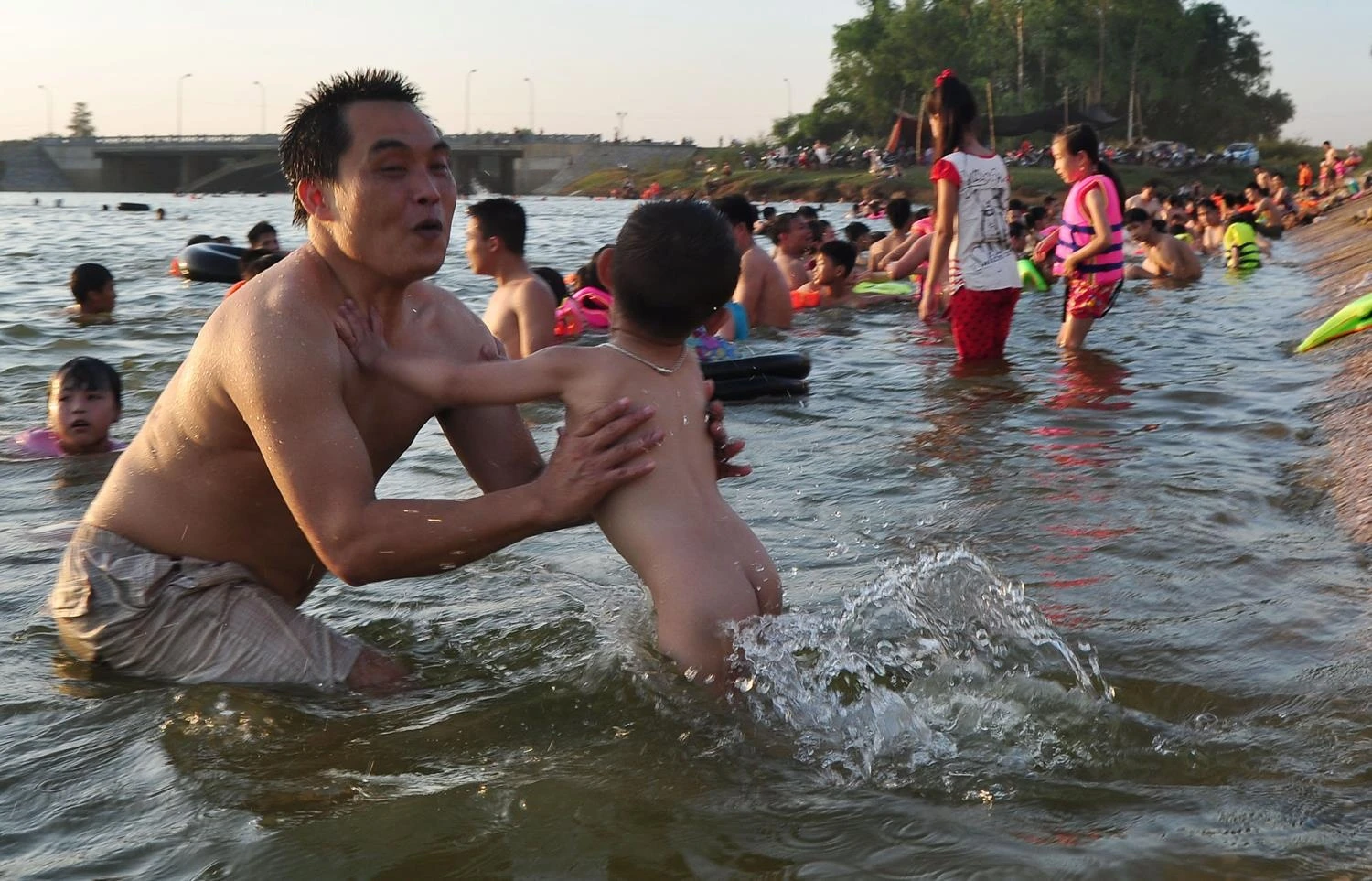 Chị Hoàng Thơ ở xã Cần Kiệm chia sẻ, “mùa hè nóng nực ở đập Quán Trăn có rất nhiều người ra bơi. Những ngày đỉnh điểm lên tới hàng ngàn người. Hầu như các buổi chiều rảnh, gia đình tôi đều ra đây tắm. Tôi cùng các anh, chị trong gia đình đưa các cháu ra tắm mát và học bơi. Con trai tôi tên Đan Trường, mới được 3 tuổi nhưng rất thích nghịch nước. Ở quê, trẻ em được học bơi rất sớm. Biết đập nước sâu nên tôi đã chuẩn bị phao cẩn thận cho các cháu nhỏ trước khi xuống nước”