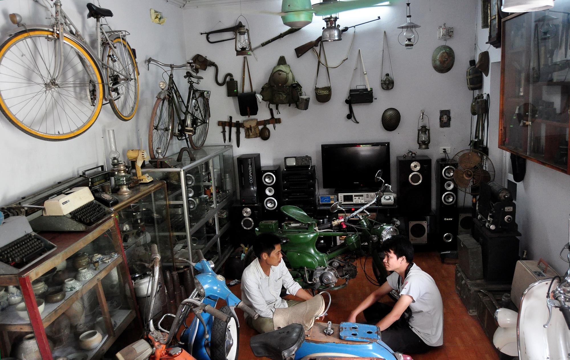 Dù đã bén đã bén duyên với nghề giáo nhưng anh Phạm Văn Điệp (SN 1985), trú  tại huyện Duy Tiên, tỉnh Hà Nam lại có niềm đam mê đặc biệt với những kỷ vật thời kháng chiến. Để có những món kỷ vật quý giá này, anh Điệp đã phải dày công sưu tập từ những người lính đã từng tham gia kháng chiến chống Pháp và chống Mỹ trong suốt hơn 10 năm qua.