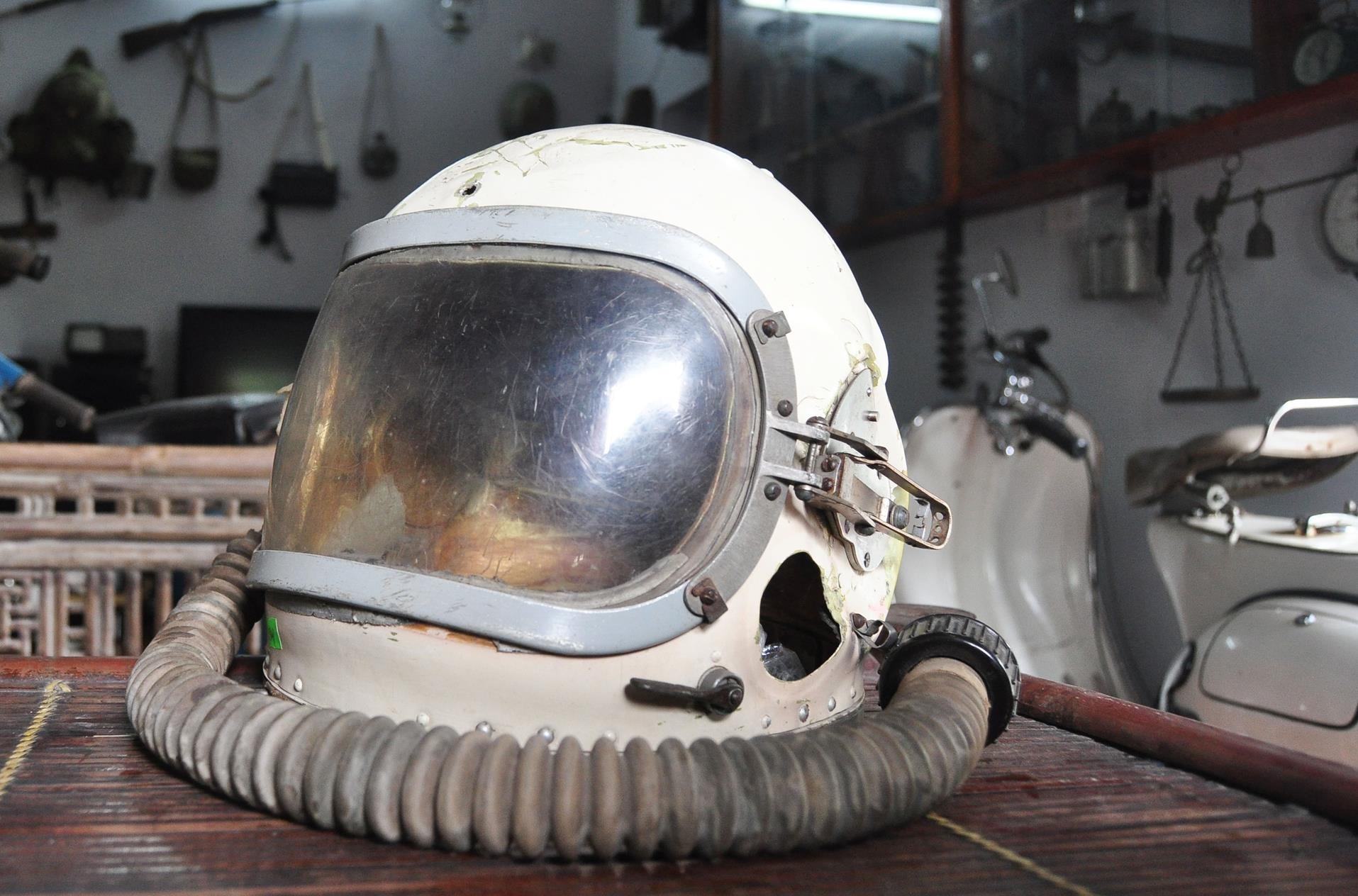 Dạo qua một lượt phòng trang trí của mình, anh Điệp dừng lại trước một chiếc mũ màu trắng đặt trong tủ kính cho biết: “Đây là chiếc mũ bảo hiểm của phi công lái chiếc máy bay tiêm kích MIG-21 được Nga hỗ trợ trong cuộc kháng chiến chống Mỹ. Đây là máy bay duy nhất có thể tiêu diệt B52 của Mỹ. Chiếc mũ này của một phi công đã bắn rơi chiếc B52 đầu tiên ở Quảng Bình. Chiếc mũ này do một người dân ở đó cất giữ, tôi phải tiết kiệm 3 tháng lương mới có thể mua về”.