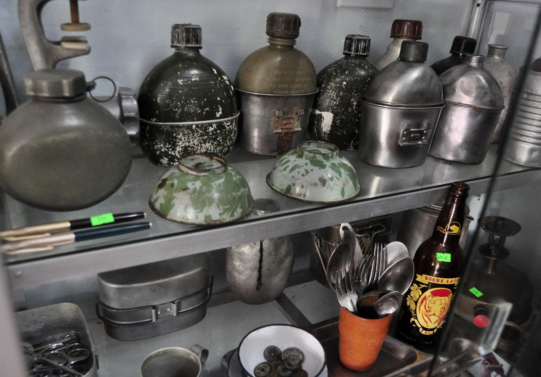 NTrong căn phòng riêng chừng 20m2 của mình, toàn bộ không gian đều được thầy giáo trẻ tận dụng trang trí các kỷ vật. Những kỷ vật vừa và nhỏ được lau chùi và cất gọn trong tủ kính, còn những kỷ lớn hơn được đặt ở bên ngoài hoặc treo trên tường. 