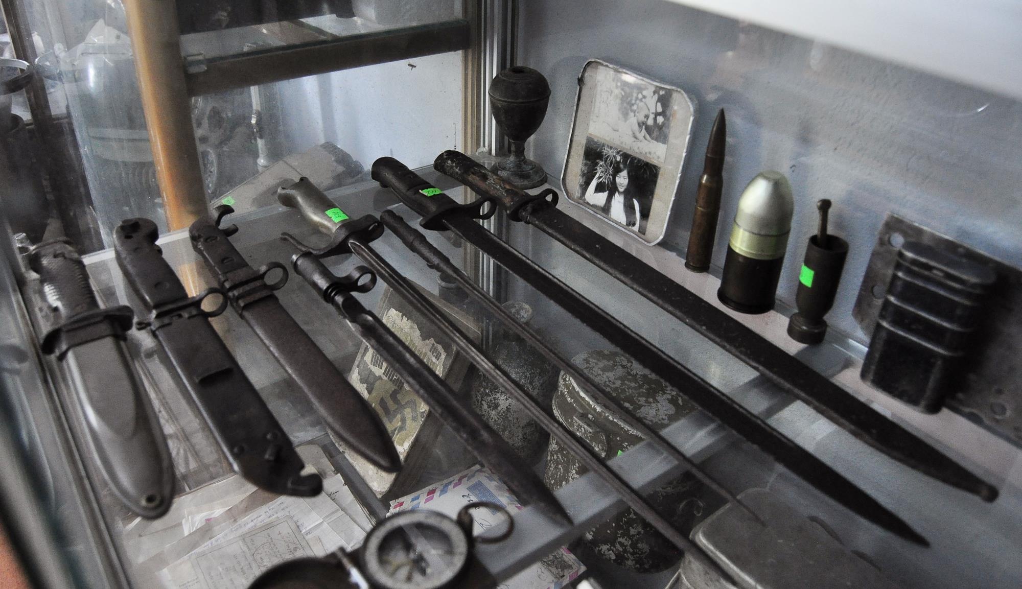 Anh Điệp chia sẻ, “từ khi còn học cấp 2 tôi hay được ngồi nghe các bác cựu chiến binh ở địa phương kể chuyện ăn nằm ở rừng đánh giặc chỉ với những đồ vật đơn sơ, giản dị như vậy nên bắt đầu cảm thấy cuốn hút. Trong đó, mỗi một cái bi-đông đựng nước của người lính Trường Sơn, một chiếc cặp lồng đựng cơm của nữ thanh niên xung phong hay một chiếc la bàn, bộ quần áo rách đều chứa đựng một câu chuyện về thời chiến. Có khi, cầm đồ vật trên tay nghe các bác cựu binh kể chuyện mà tôi ngỡ như mình đang chứng kiến sự việc. Chuyện vui có, chuyện buồn rất nhiều vì thế mà kỷ vật có ý nghĩa rất lớn về mặt tinh thần cũng như giá trị về lịch sử dân tộc”.