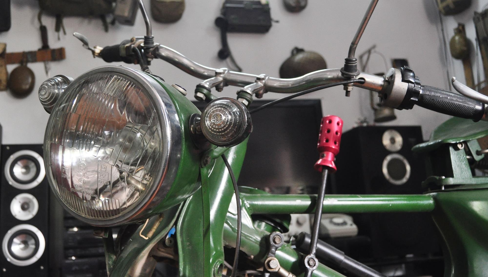 NBên cạnh đó những chi tiết như đèn pha được chế từ hai bộ phận bằng mặt đèn pha Mink và thân đèn được gò từ vỏ đạn. Lọc gió được thay thế bằng lọc gió của công nông.