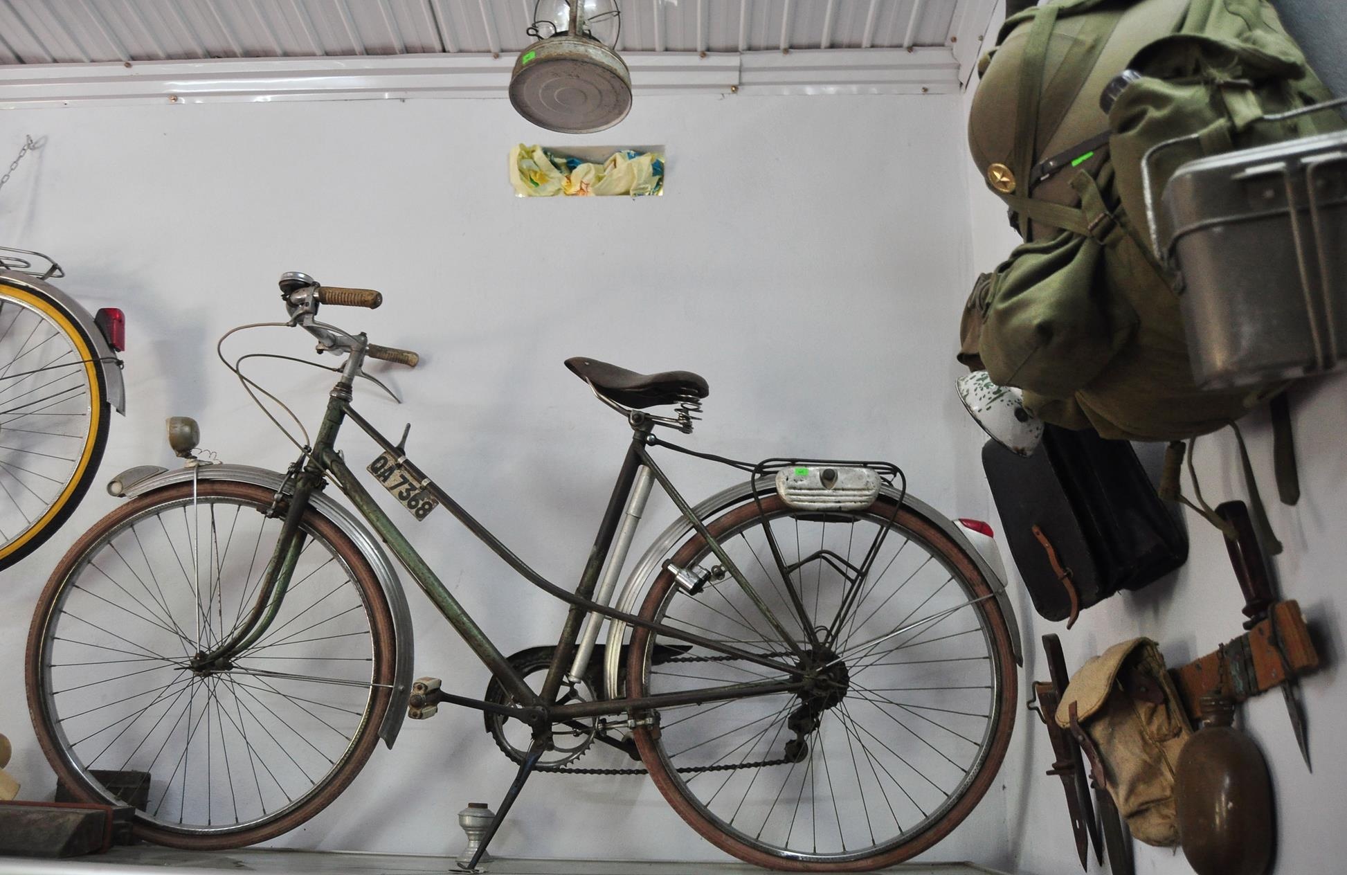 Tất cả gần 1000 kỷ vật đều được thầy giáo trẻ này ghi lại trong sổ chi tiết từ việc nhận của ai, thời gian, kỷ niệm... Theo giải thích của anh Điệp, làm như vậy để mỗi khi ai hỏi thì sẽ nhớ, đồng thời việc ghi chép cẩn thận để không sót hoặc nhầm lẫn.  Thời gian đầu khi thấy anh Điệp đi tìm mua những món đồ kỷ vật kháng chiến, đã có không ít người cho rằng anh gàn dở suốt ngày đi tìm những thứ không có giá trị chỉ tội chật nhà. Thậm chí có người còn cười chê vì thấy anh lúc nào cũng dành hết tiền lương đổ vào những món đồ cũ kỹ, hoen gỉ đó. Tuy nhiên, anh Điệp lạc quan không trách ai vì không phải ai cũng hiểu hết về giá trị của những món đồ này. 