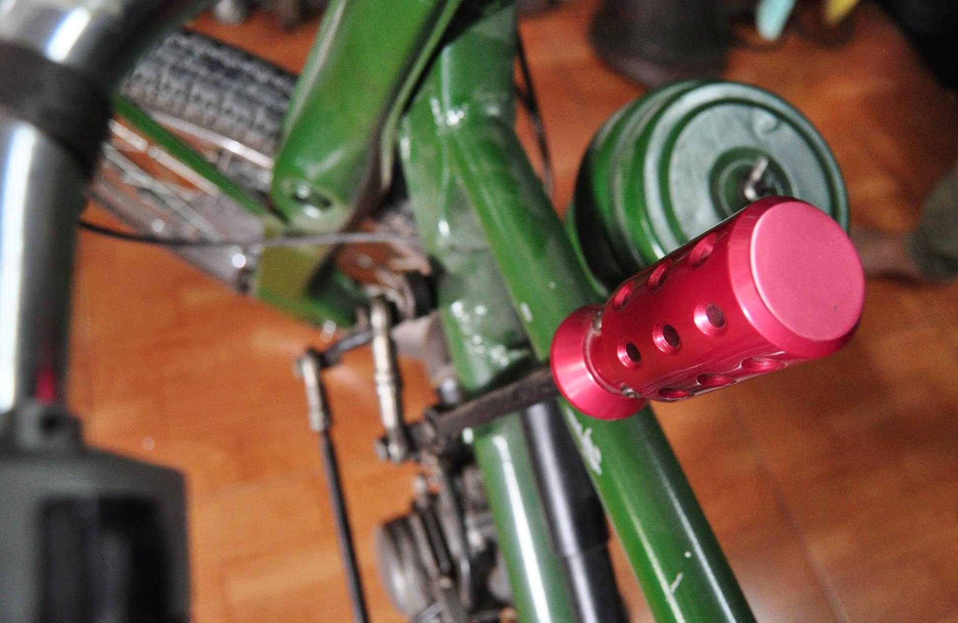 Ngoài ra, chiếc xe cũng được chế rất cầu kỳ với nhiều chi tiết độc đáo khác. Đặc biệt nhất là cần số dậm bằng chân được chế thành cần số một chiều gạt tay giống như ô tô. Cần số là chi tiết mất nhiều công sức nhất do phải gò hàn nhiều lần mới vừa với chi tiết ở máy. 