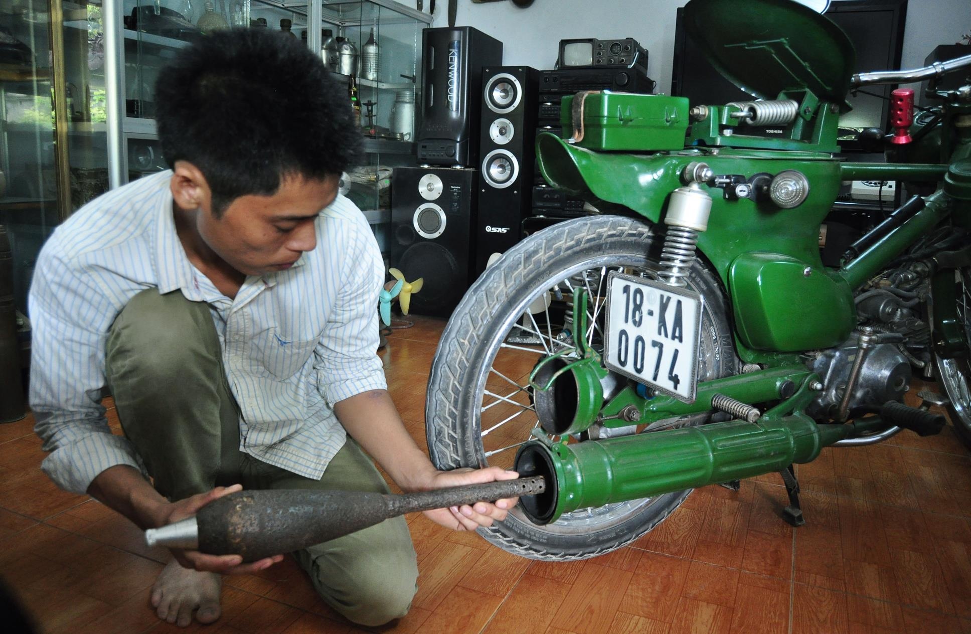 Thay giao do lai xe Cub dong nat voi... vo dan coi hinh anh