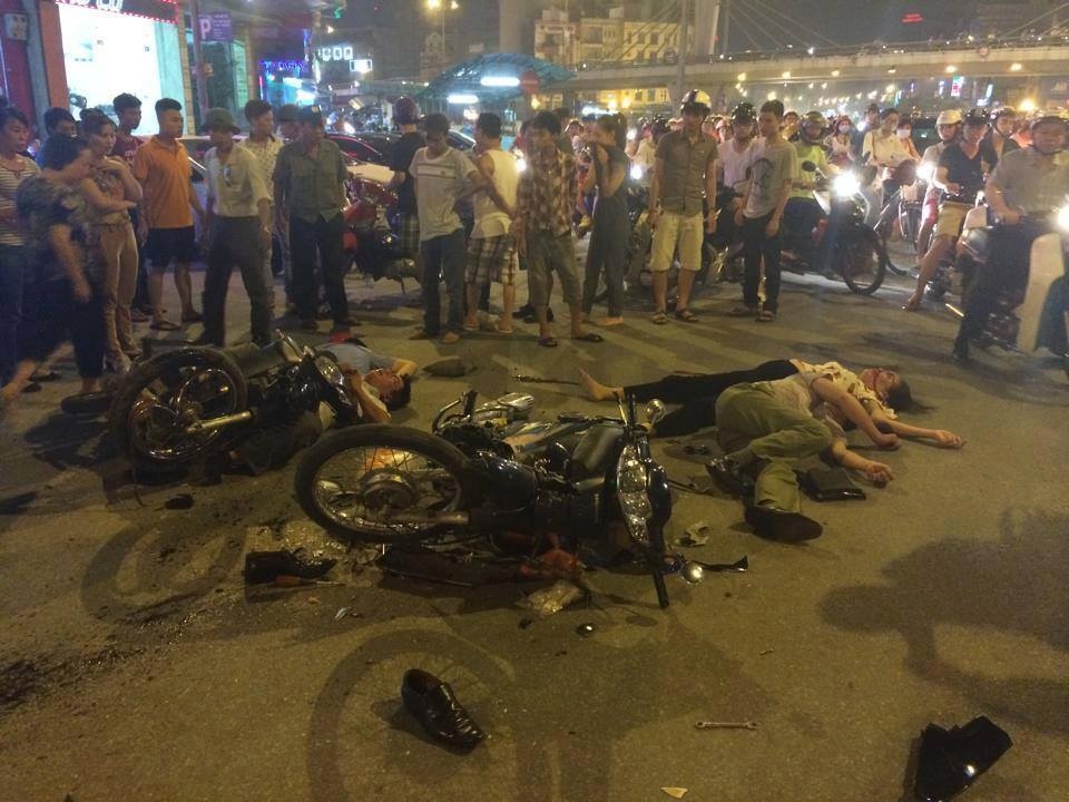 Hai xe may dau dau, 4 nguoi nguy kich hinh anh