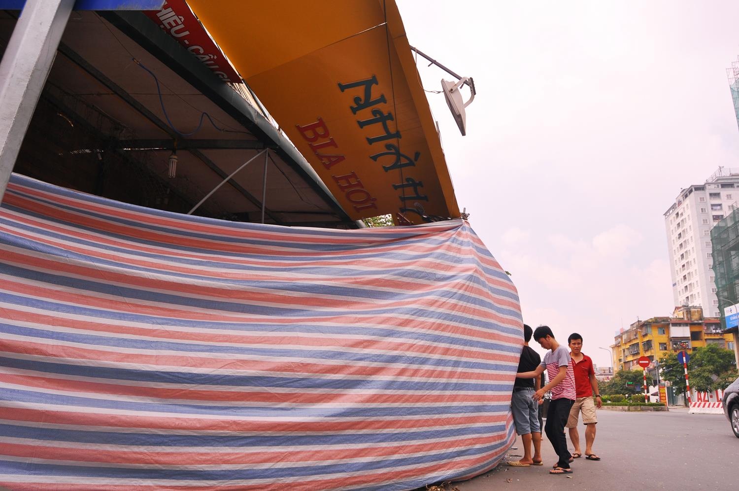 Một nhân viên cho tại cửa hàng cho biết, bảy nhân viên ngủ trên tầng hai ngôi nhà liền kề, may mắn chạy thoát thân qua lan can nhà bên. Một người bị kính bắn vào và xây xát nhẹ. Khi thoát xuống tầng 1, mọi người chạy xuống vẫn có nghe thấy tiếng động xì xèo phát ra từ bình gas nên không ai dám lại gần và chạy ra ngoài đường.