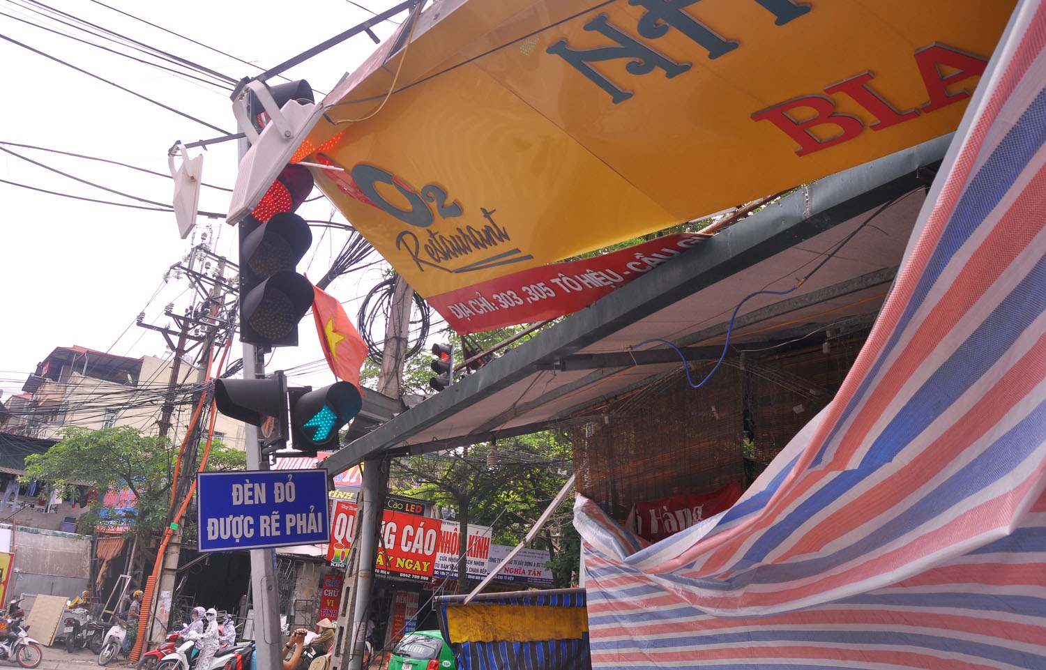 Kế bên cửa hàng bia O2 phát ra vụ nổ là gia đình bà Đỗ Thị Hân (SN 1963) hành nghề mua sắt vụn, có nhà tạm ở ngay sau bếp quán bia số 303 vẫn chưa hết bàng hoàng kể: 